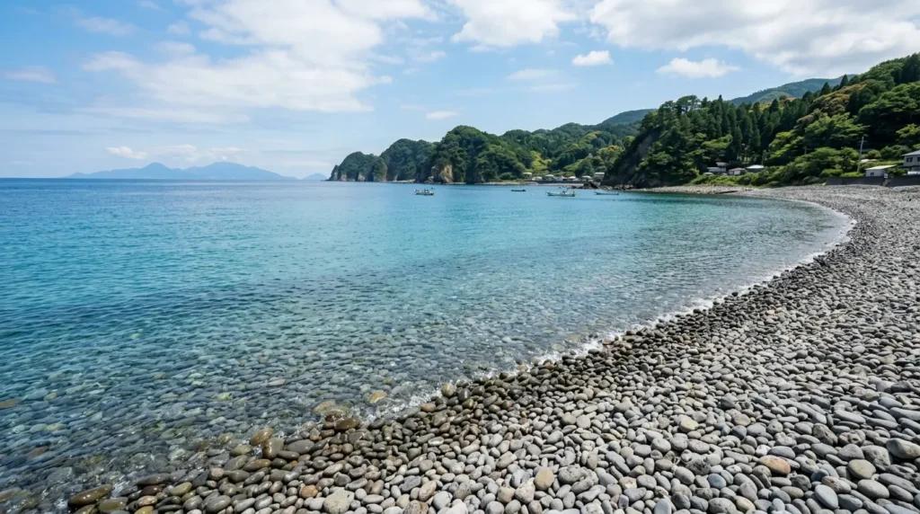 波が穏やかで透明度が高い川奈海水浴場の美しい玉石の浜