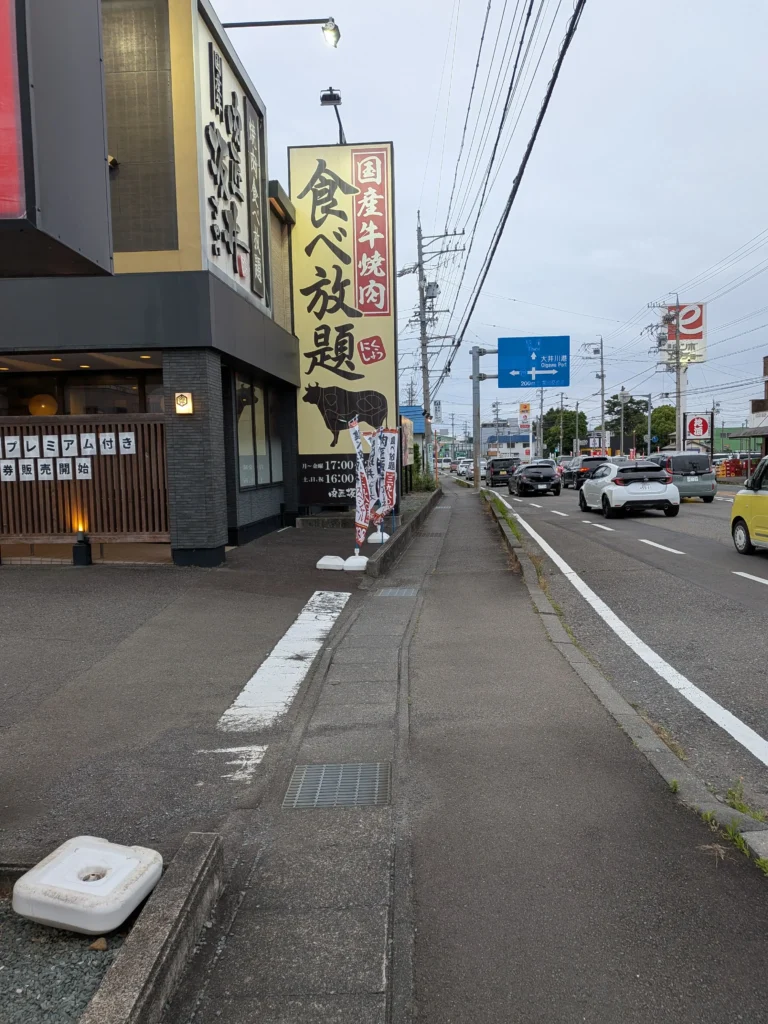 肉匠坂井藤枝店の店舗外観とメイン道路
