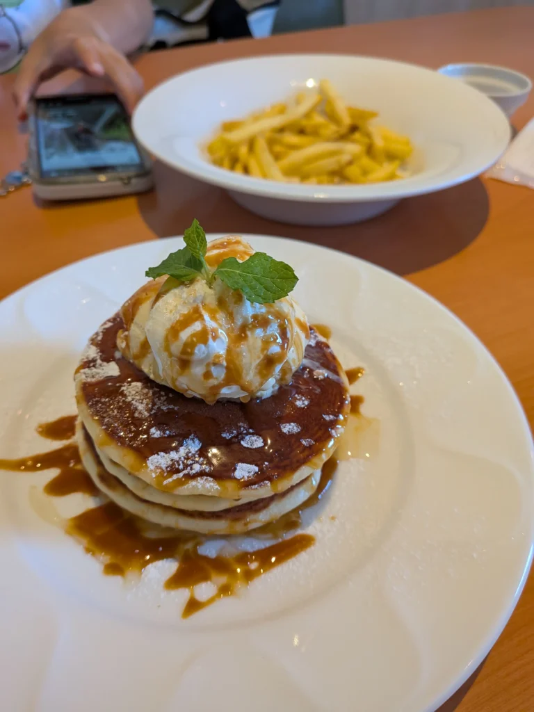 デニーズ藤枝店のキャラメルパンケーキ3枚重ね