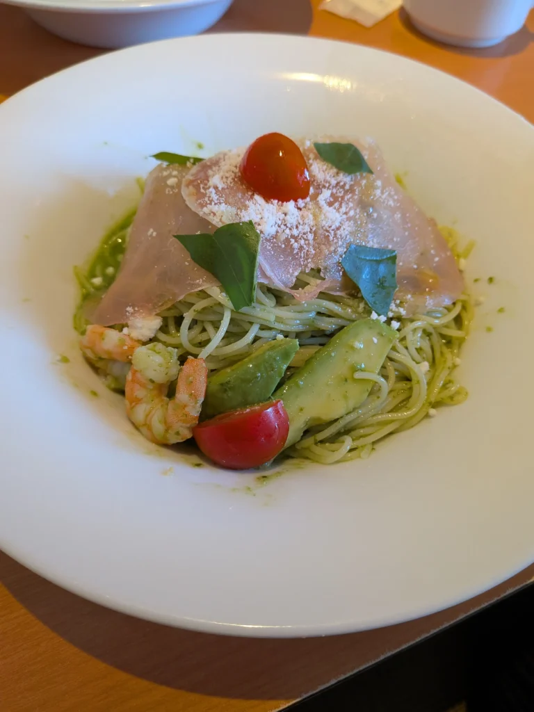 デニーズ藤枝店の生ハムとアボカドの冷製ジェノベーゼパスタ