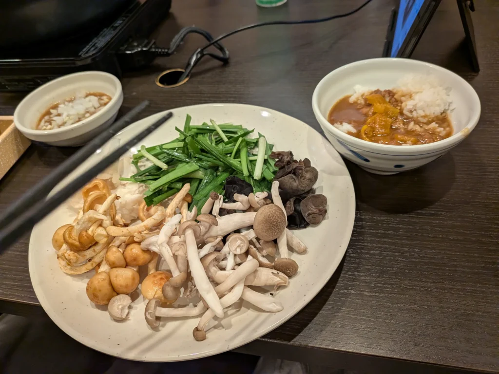 しゃぶ葉でトッピングしたきのことニラのヘルシー鍋用野菜